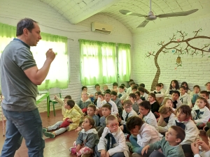 Ni&ntilde;os de escuelas rurales revivieron la historia de Sarand&iacute; Grande en completa charla en encuentro en Pueblo Barcel&oacute; (Estaci&oacute;n Pintado)