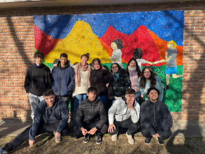 Culmin&oacute; en Liceo de Sarand&iacute; Grande creaci&oacute;n de un mural con m&aacute;s de 7.500 tapitas de colores para promover la empat&iacute;a