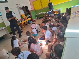 Polic&iacute;a Comunitaria brind&oacute; charla sobre seguridad vial y f&eacute;rrea a ni&ntilde;os del Programa Escuelas de Verano en Sarand&iacute; Grande