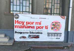 Un cartel anunciando la jornada de donaci&oacute;n de sangre fue instalado al frente de Escuela 38