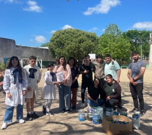 Liceales entregaron a escolares tapitas que sobraron de la construcci&oacute;n de mural sobre la empat&iacute;a para que puedan crear el suyo