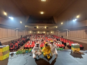 Cantautor Hugo Cabeza de Sarand&iacute; Grande se present&oacute; en jornada por D&iacute;a Mundial de la Abeja en Treinta y Tres