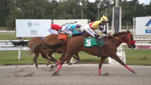 Jockey oriundo de Sarand&iacute; Grande Joaqu&iacute;n Menyou se destac&oacute; nuevamente en Maro&ntilde;as