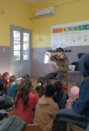 El escritor Fernando Segredo visit&oacute; hoy Club de Ni&ntilde;os "Nuestras Estrellitas" de Sarand&iacute; Grande