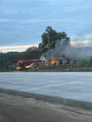Bomberos sigue trabajando en incendio que dej&oacute; sin nada a familia en Pintado