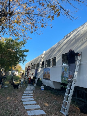 Artistas, ni&ntilde;os y vecinos protagonizaron pintura colectiva de murales en antiguo vag&oacute;n de AFE en Sarand&iacute; Grande
