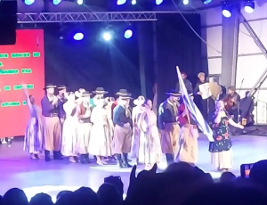 Artista Luc&iacute;a Aramburu de Sarand&iacute; Grande cierra gira en Bulgaria cantando tema oficial de festival internacional