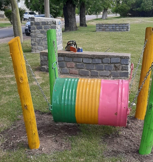 Repararon y pintaron juegos en plaza infantil de Sarand&iacute; Grande