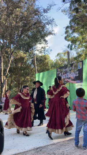 Grupo de Danzas de Ra&iacute;ces Sarandienses de Sarand&iacute; Grande se present&oacute; en Fiesta de la Vendimia en Ciudad del Carmen