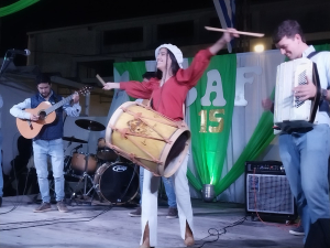 Artista de Sarand&iacute; Grande Luc&iacute;a Chappe se present&oacute; en gran Festival en Casup&aacute;