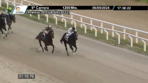 Jockey Pablo Joaqu&iacute;n Menyou de Sarand&iacute; Grande gan&oacute; Premio Pituash en Hip&oacute;dromo de Las Piedras