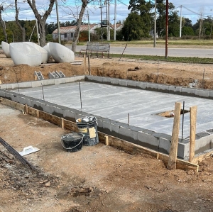 Comenz&oacute; construcci&oacute;n de la pileta de la fuente de Plaza Paul Harris en Sarand&iacute; Grande