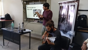 Escritor de Sarand&iacute; Grande Fernando Segredo brind&oacute; hoy charla en UTU de Durazno, acompa&ntilde;ado por el m&uacute;sico Gabriel Pist&oacute;n