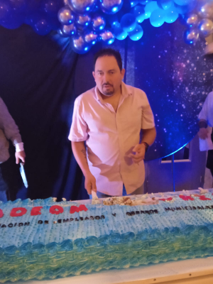 Repostero Horacio Garc&iacute;a cre&oacute; una super torta de casi 100 kg para fiesta de ADEOM en Florida
