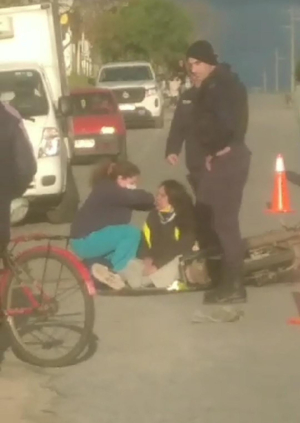 Una mujer y un joven lesionados dej&oacute; el choque en acceso a Mevir 1 en Sarand&iacute; Grande