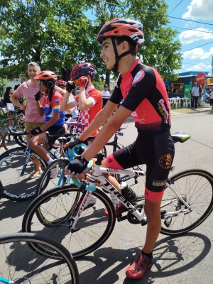 J&oacute;venes ciclistas de Sarand&iacute; Grande debutaron en Campeonato 2025 del CODECAM defendiendo a Club Ciclista San Antonio