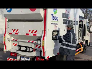 Exponen la unidad lava contenedores en plena acci&oacute;n en Sarand&iacute; Grande