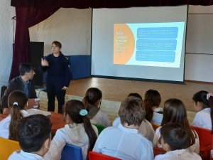 Subjefa de Polic&iacute;a brind&oacute; charlas sobre bullying y ciberbullying en Escuela N&deg; 38 de Sarand&iacute; Grande