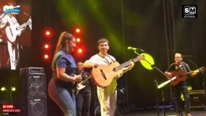 Folclorista Conrado Barnech cant&oacute; junto a su padre en Festival del Lago Andresito e invit&oacute; al escenario a la artista Luc&iacute;a Aramburu