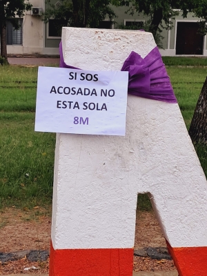 Se llev&oacute; a cabo intervenci&oacute;n por el 8M en Sarand&iacute; Grande y la marcha se realizar&aacute; a&uacute;n con lluvia