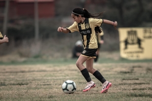 Joven futbolista de Sarand&iacute; Grande Ahinara Colm&aacute;n Alvarez regres&oacute; a Pe&ntilde;arol tras recuperarse de una lesi&oacute;n