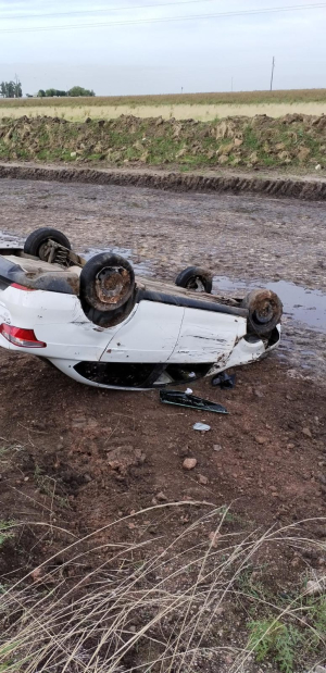 Autom&oacute;vil volc&oacute; en Ruta 5 cerca de Sarand&iacute; Grande debido a adelantamiento a cami&oacute;n de UPM