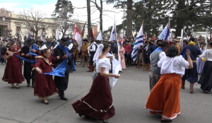 Grupo de Danzas de Ra&iacute;ces Sarandienses dijo presente en fiesta de Los Patricios del 25