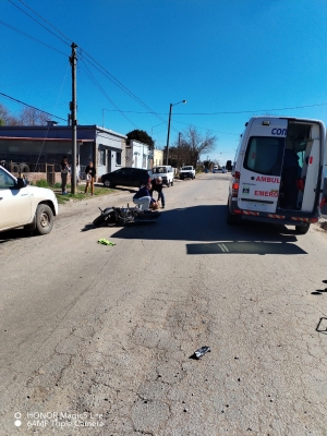 Joven motociclista result&oacute; lesionado al embestir un can en Sarand&iacute; Grande