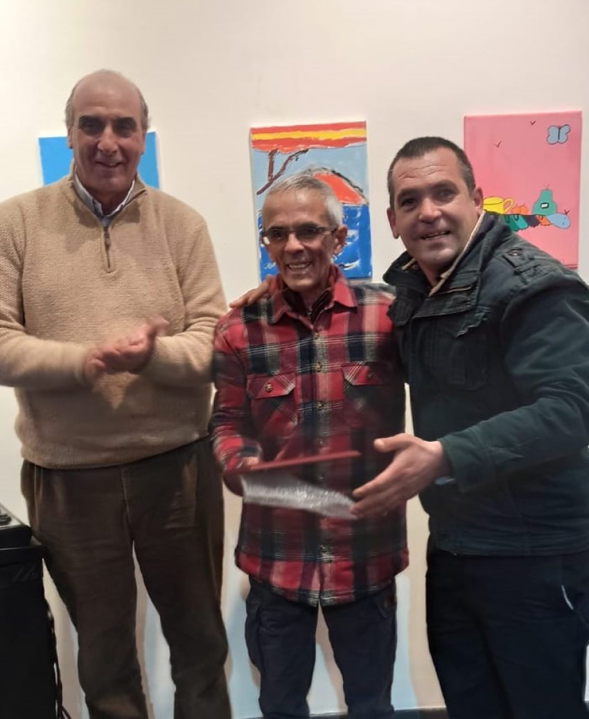 Artista pl&aacute;stico de Sarand&iacute; Grande Alejandro Paredes recibi&oacute; hoy un reconocimiento por parte de la Junta Departamental
