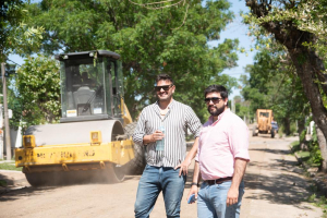 Comenz&oacute; bituminizaci&oacute;n de calle Ituzaing&oacute; de Sarand&iacute; Grande